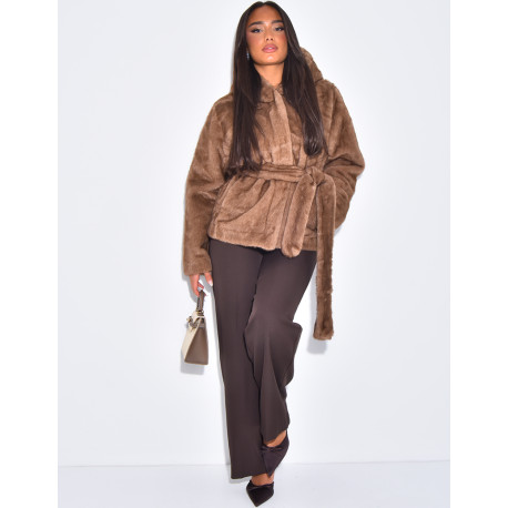 Kurzer Mantel aus Kunstfell mit Gürtel und Kapuze