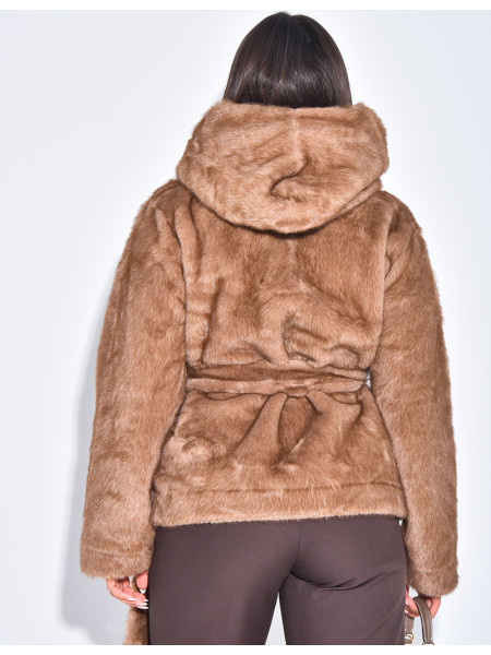 Kurzer Mantel aus Kunstfell mit Gürtel und Kapuze