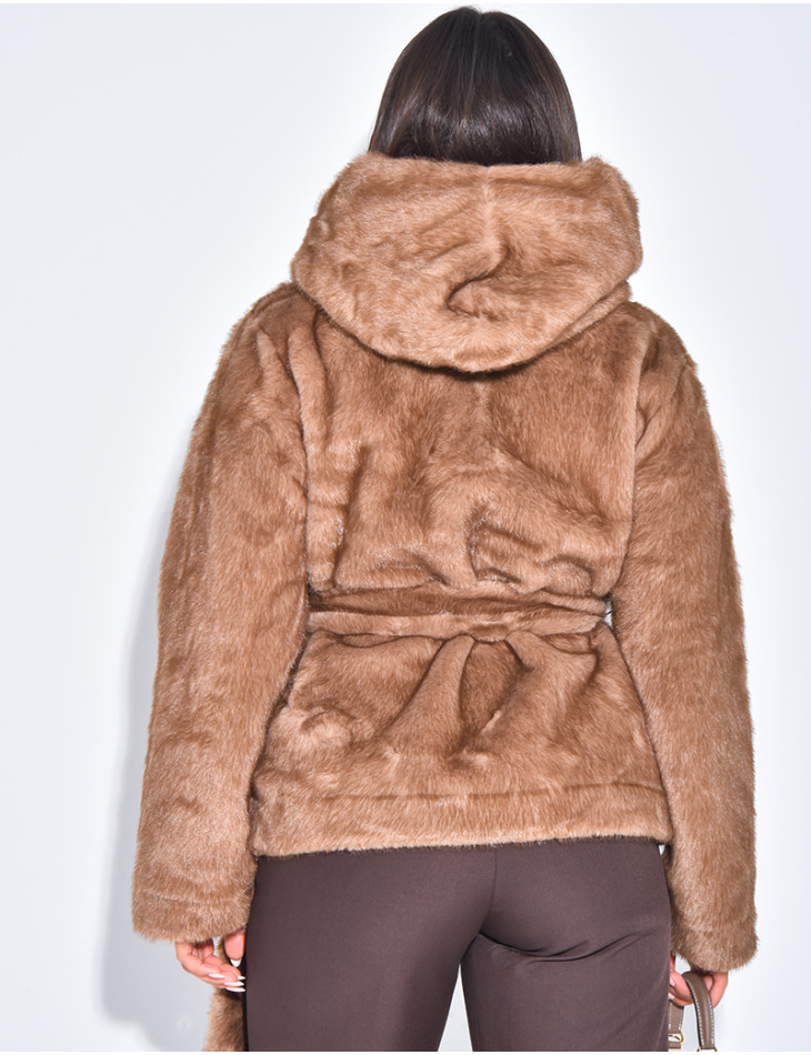Kurzer Mantel aus Kunstfell mit Gürtel und Kapuze