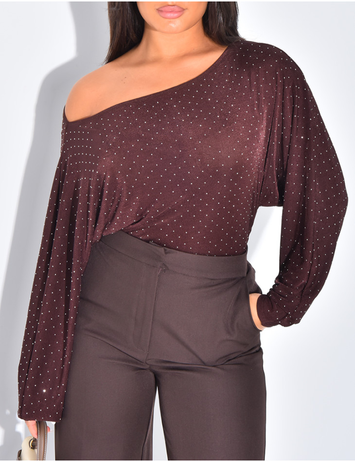 Asymmetrisches, fließendes Oberteil mit Strasssteinen