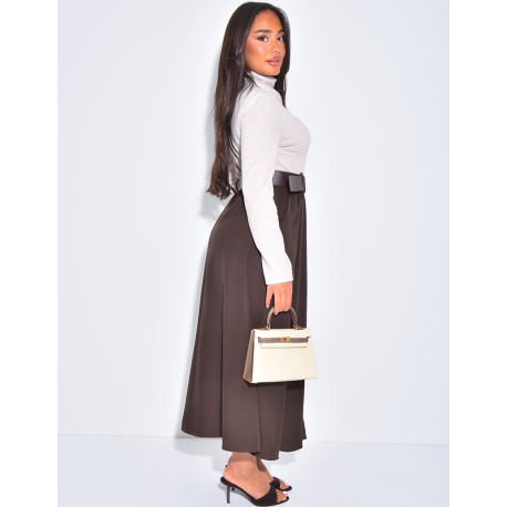 Langes Kleid aus zwei Materialien mit Gürtel