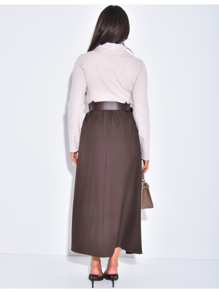 Langes Kleid aus zwei Materialien mit Gürtel