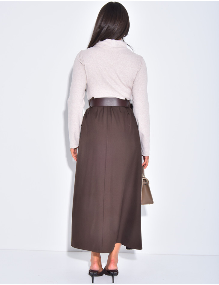 Langes Kleid aus zwei Materialien mit Gürtel