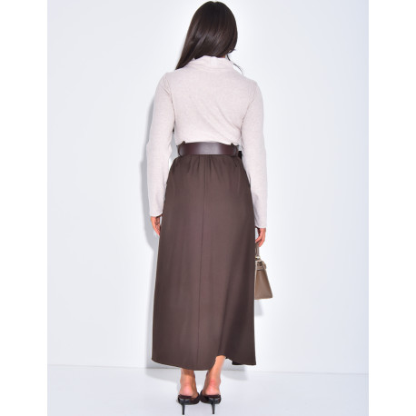 Langes Kleid aus zwei Materialien mit Gürtel