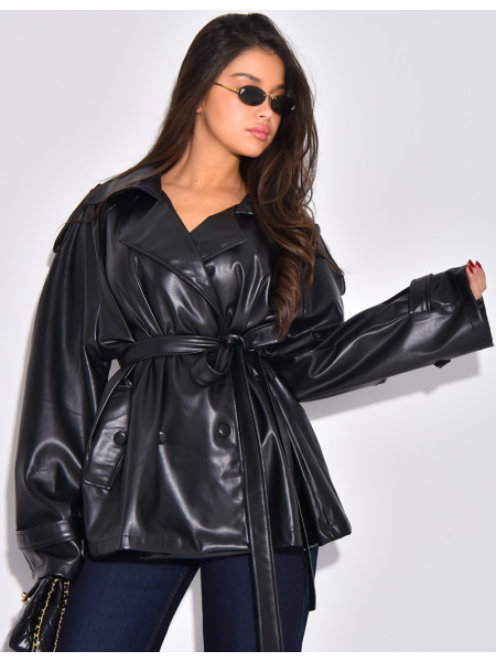 Kurzer Trenchcoat aus Kunstleder mit Gürtel