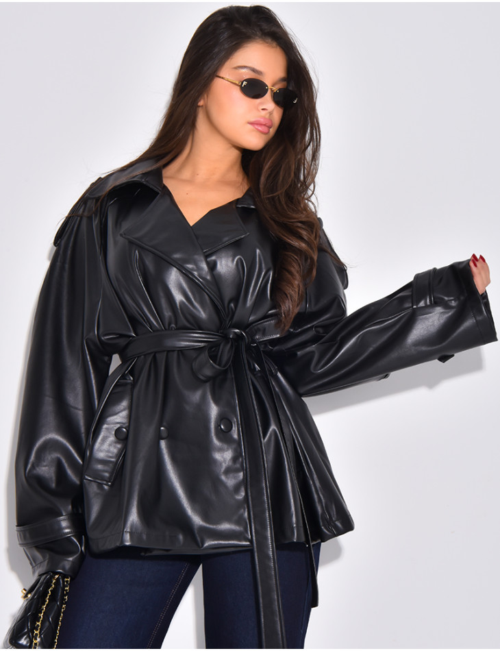 Kurzer Trenchcoat aus Kunstleder mit Gürtel