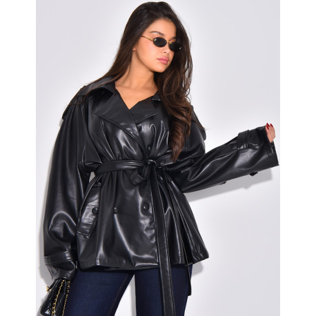 Kurzer Trenchcoat aus Kunstleder mit Gürtel