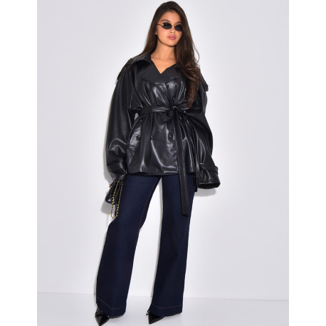 Kurzer Trenchcoat aus Kunstleder mit Gürtel