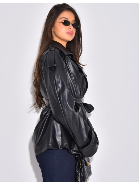 Kurzer Trenchcoat aus Kunstleder mit Gürtel