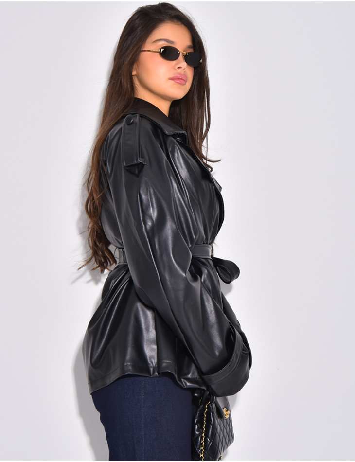 Kurzer Trenchcoat aus Kunstleder mit Gürtel