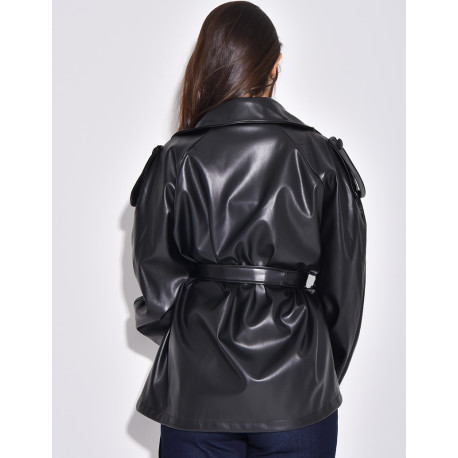 Kurzer Trenchcoat aus Kunstleder mit Gürtel