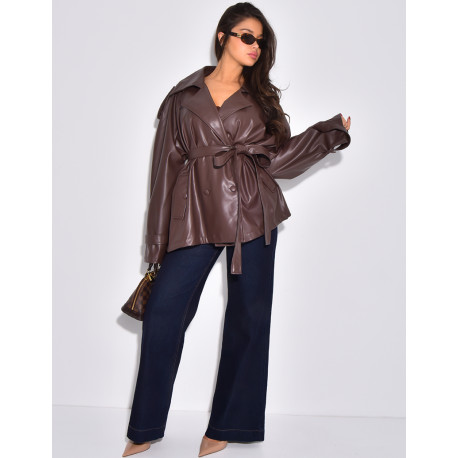 Kurzer Trenchcoat aus Kunstleder mit Gürtel