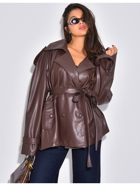 Kurzer Trenchcoat aus Kunstleder mit Gürtel