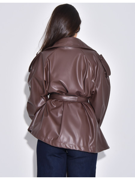 Kurzer Trenchcoat aus Kunstleder mit Gürtel
