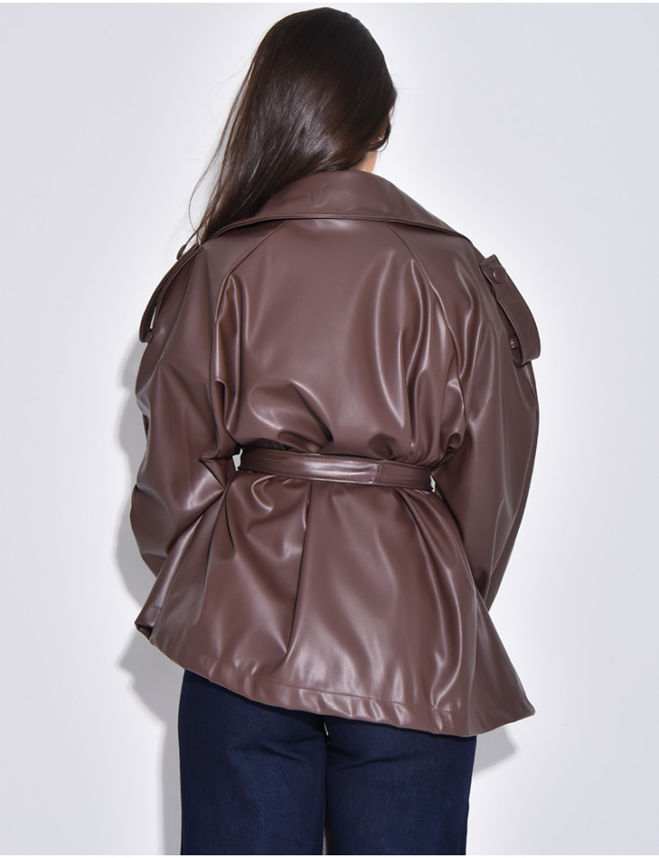 Kurzer Trenchcoat aus Kunstleder mit Gürtel