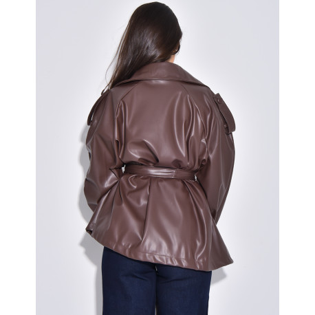 Kurzer Trenchcoat aus Kunstleder mit Gürtel