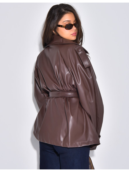 Kurzer Trenchcoat aus Kunstleder mit Gürtel