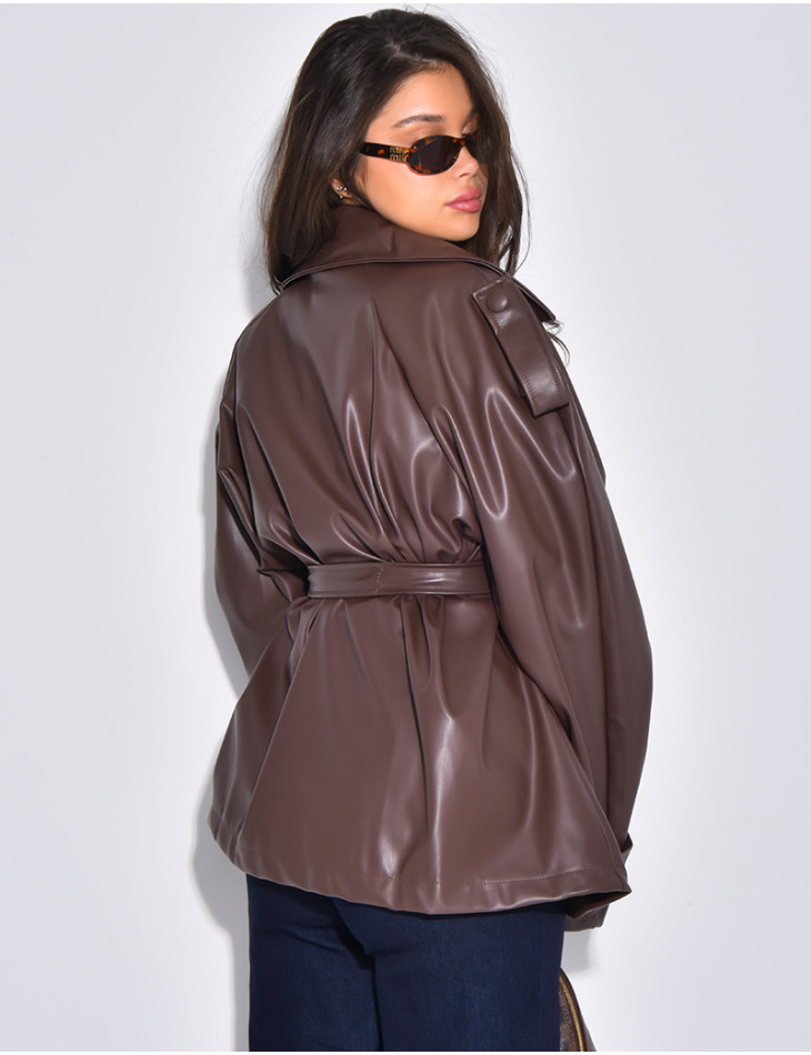 Kurzer Trenchcoat aus Kunstleder mit Gürtel