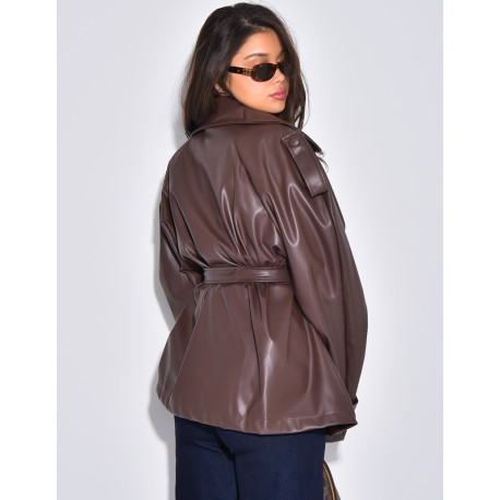 Kurzer Trenchcoat aus Kunstleder mit Gürtel