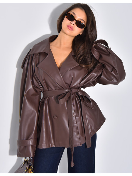 Kurzer Trenchcoat aus Kunstleder mit Gürtel