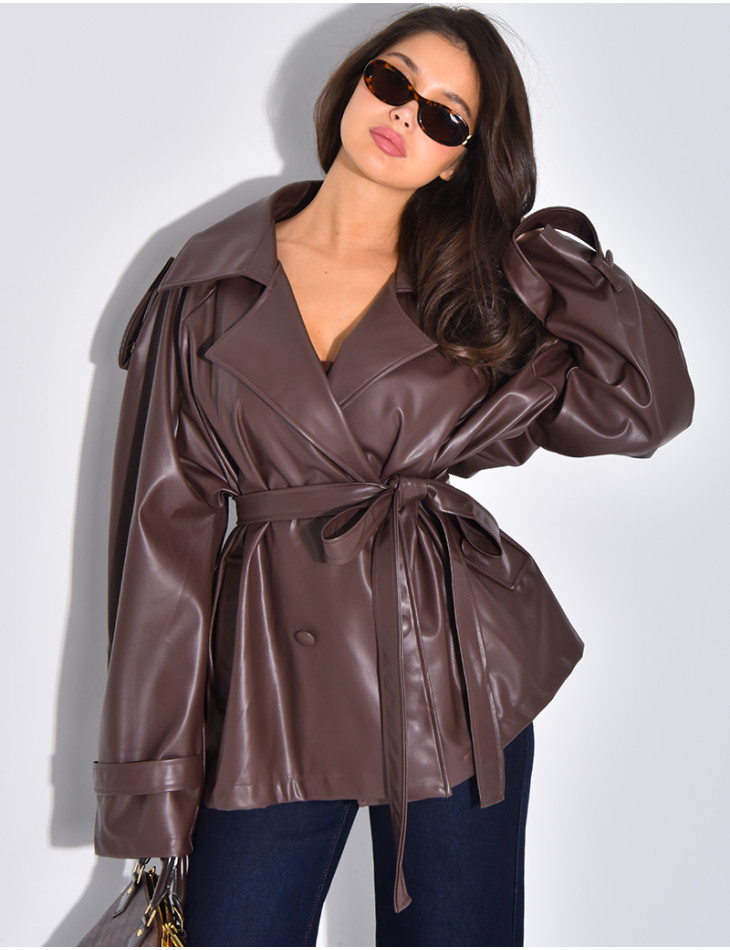 Kurzer Trenchcoat aus Kunstleder mit Gürtel