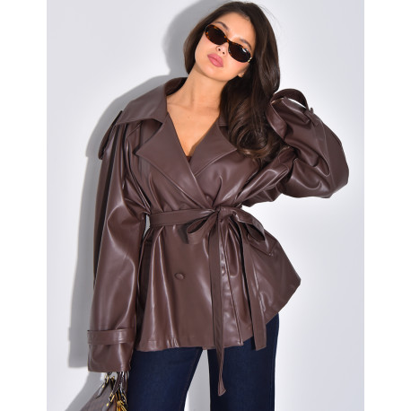 Kurzer Trenchcoat aus Kunstleder mit Gürtel