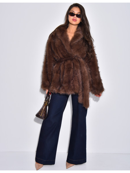 Manteau mi-long en fausse fourrure à ceinture