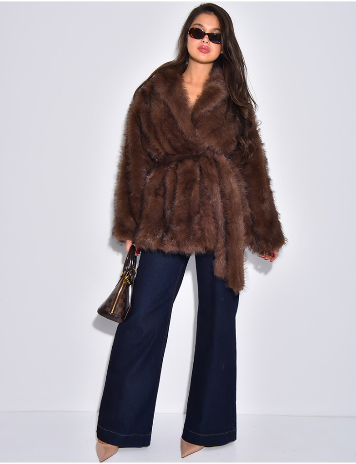Manteau mi-long en fausse fourrure à ceinture