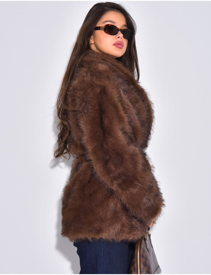Manteau mi-long en fausse fourrure à ceinture