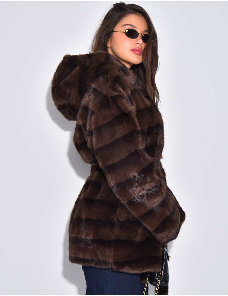 Manteau mi-long en fausse fourrure à capuche
