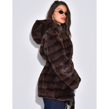 Manteau mi-long en fausse fourrure à capuche