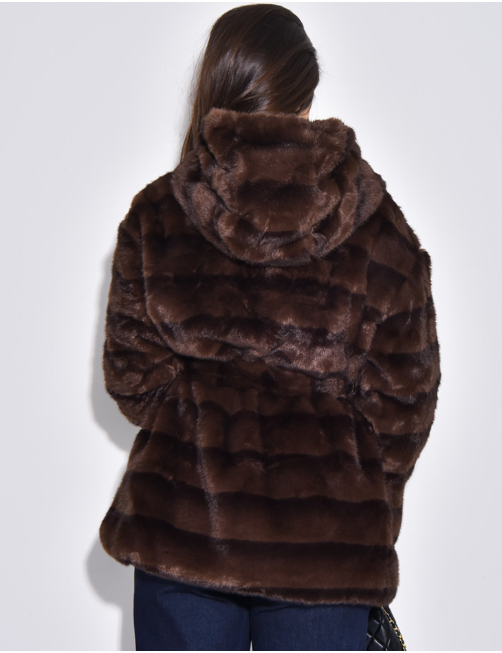 Manteau mi-long en fausse fourrure à capuche