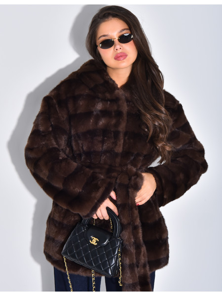 Manteau mi-long en fausse fourrure à capuche