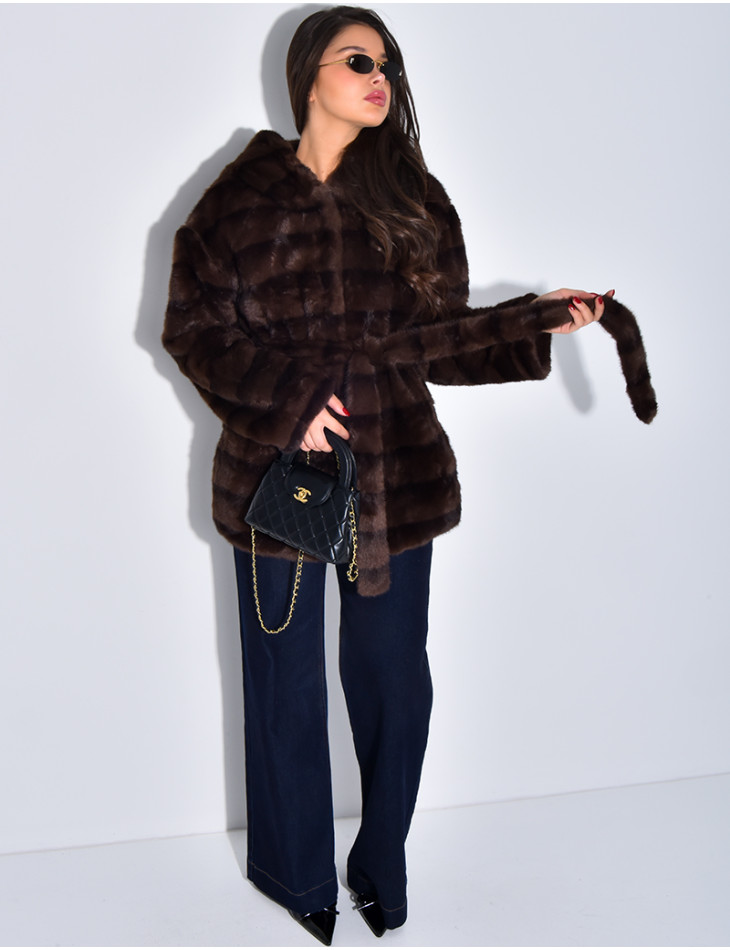 Manteau mi-long en fausse fourrure à capuche