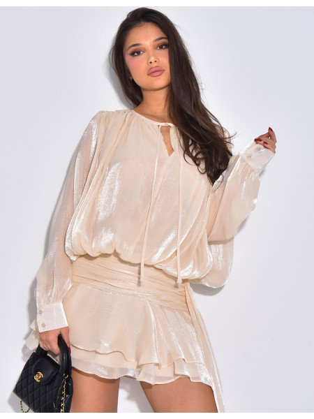 Kurzes Kleid aus schillerndem Satin mit Volants