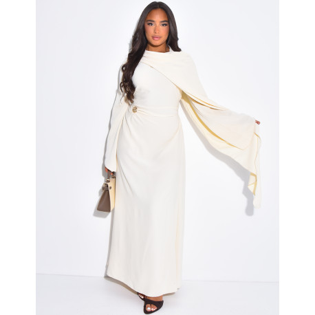 Robe longue et fluide à châle au col et broche à la taille