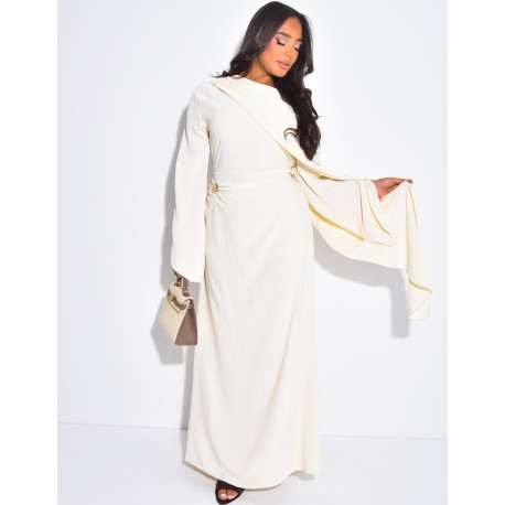 Robe longue et fluide à châle au col et broche à la taille