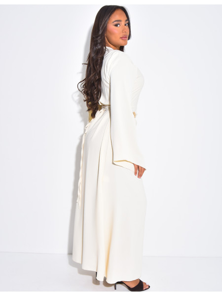 Robe longue et fluide à châle au col et broche à la taille