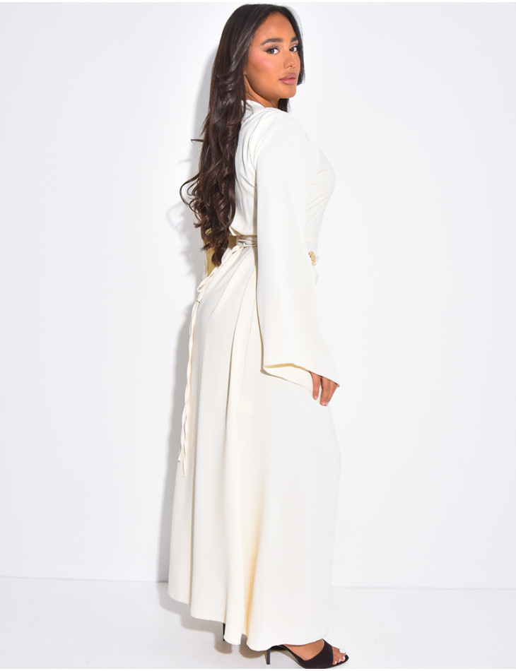 Robe longue et fluide à châle au col et broche à la taille