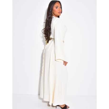 Robe longue et fluide à châle au col et broche à la taille