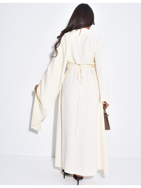 Robe longue et fluide à châle au col et broche à la taille