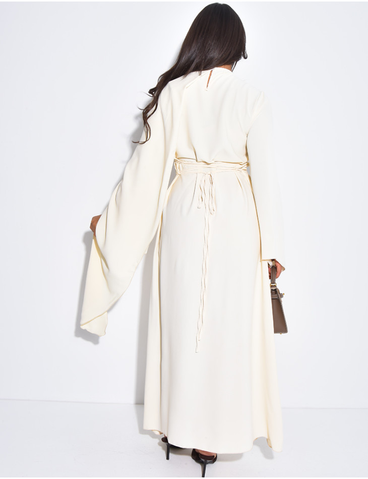 Robe longue et fluide à châle au col et broche à la taille