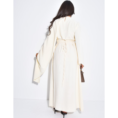 Robe longue et fluide à châle au col et broche à la taille