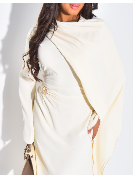 Robe longue et fluide à châle au col et broche à la taille