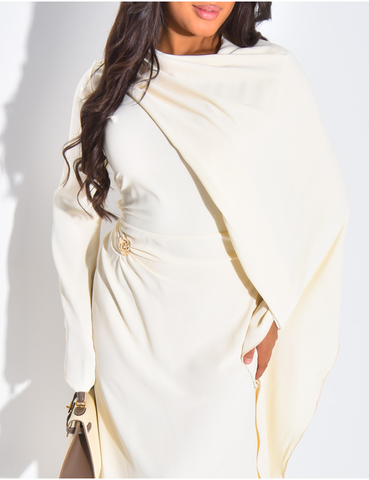 Robe longue et fluide à châle au col et broche à la taille