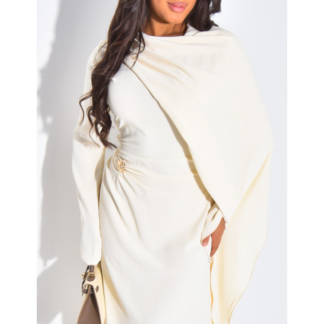 Robe longue et fluide à châle au col et broche à la taille