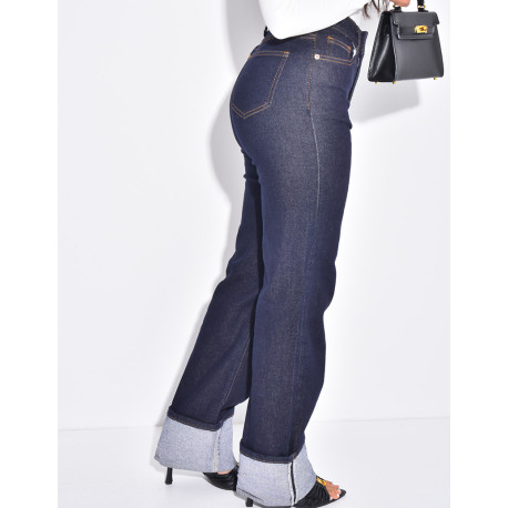 Jeans coupe droite stretchy à revers aux chevilles