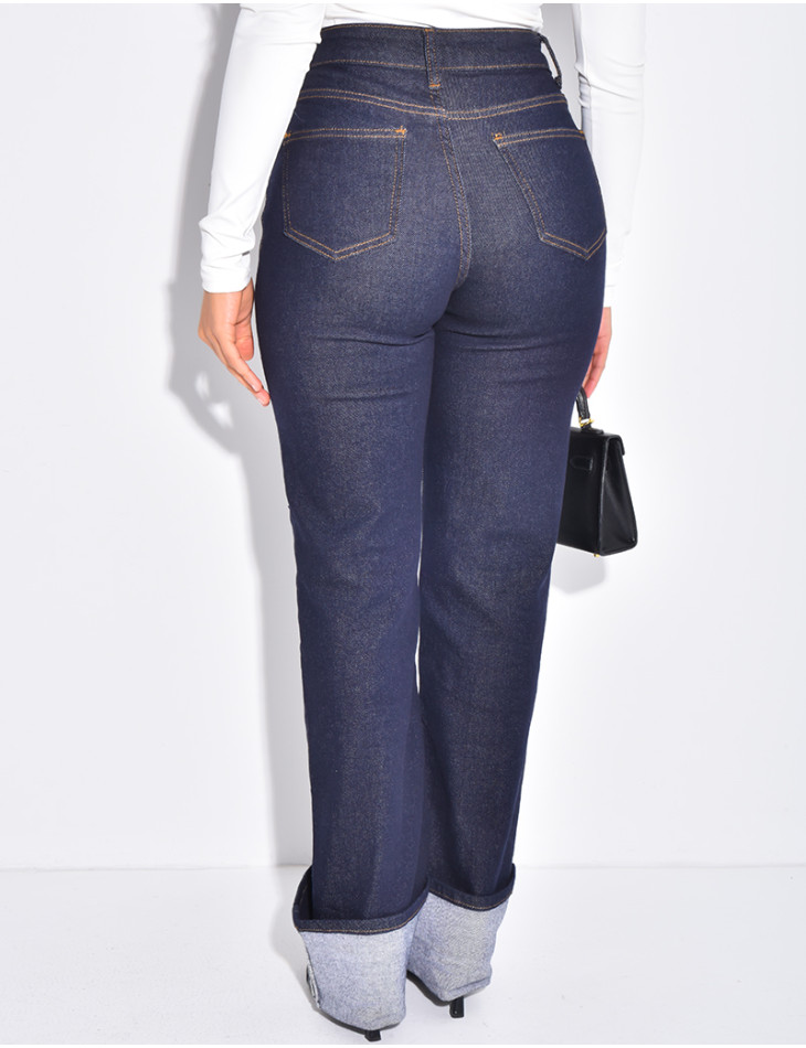 Jeans coupe droite stretchy à revers aux chevilles