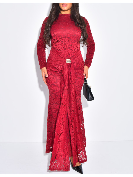 Robe longue en dentelle doublé et empiècement à la taille