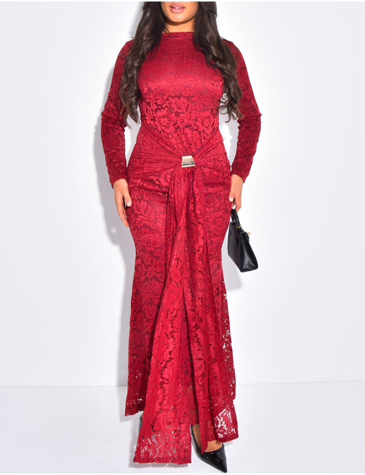 Robe longue en dentelle doublé et empiècement à la taille